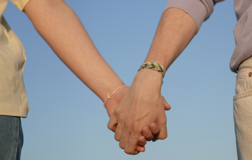 Chạnh lòng nhìn vợ chồng người ta nắm tay nhau