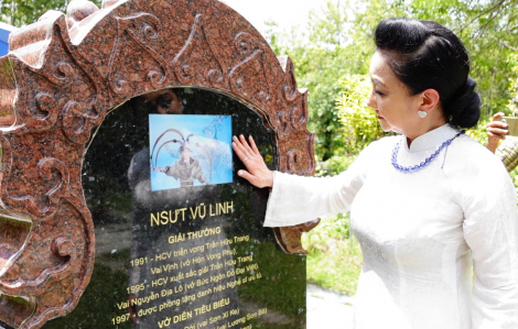 NSƯT Thanh Thanh Tâm nghẹn ngào viếng mộ NSƯT Vũ Linh trước thềm liveshow