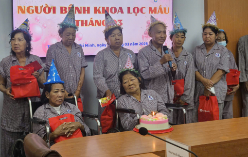 Lần đầu được tổ chức sinh nhật, bệnh nhân chạy thận xúc động bật khóc