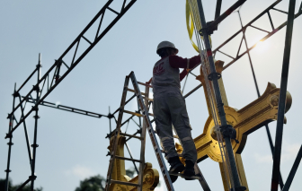 2 thánh giá mạ vàng được đưa lên đỉnh tháp Nhà thờ Đức Bà