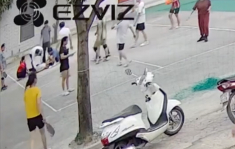 Khen thưởng 2 bác sĩ đang đi đường kịp thời cứu người đột quỵ