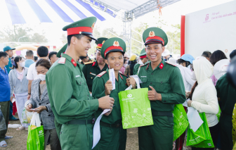 Phiên chợ đặc biệt đưa hàng Việt đến tận tay chiến sĩ đặc khu Côn Đảo