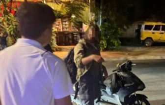 Tạm giữ du khách nước ngoài dùng hung khí tấn công thiếu tá công an