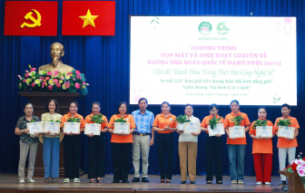 Tuyên dương 23 gia đình tiêu biểu thực hiện tốt Cuộc vận động “Xây dựng gia đình 5 có - 3 sạch”