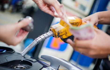 Giá xăng tăng mạnh, RON95 vượt 30.600 đồng/lít