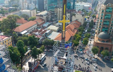 Hai thánh giá mạ vàng được đưa lên đỉnh tháp Nhà thờ Đức Bà
