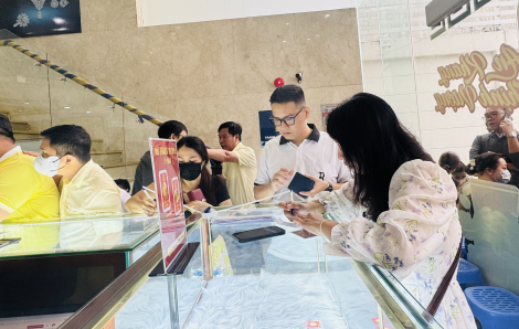 Vàng miếng SJC mất 4,6 triệu đồng/lượng