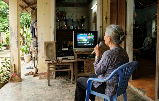 Mẹ chồng U70 tập hát karaoke ngày đêm để... giữ chồng