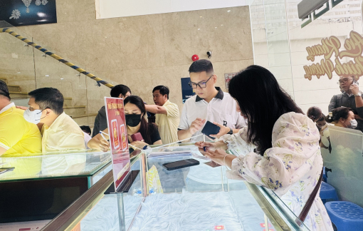 Vàng miếng SJC mất 4,6 triệu đồng/lượng