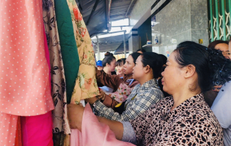 Trao yêu thương qua từng chiếc áo dài