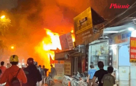 Hiện trường lửa cháy ngùn ngụt tại quán “hát cho nhau nghe” ở Hà Nội