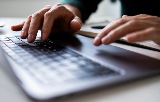 Công ty khởi nghiệp tuyển người… bắt nạt AI