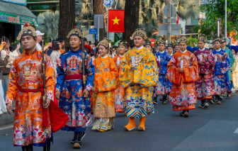 Hàng ngàn bạn trẻ đồng diễn Việt phục ở trung tâm TPHCM
