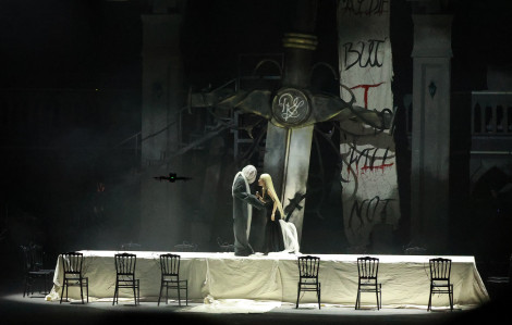 Ca sĩ Phùng Khánh Linh : 'Tôi từng là một người tiêu cực'