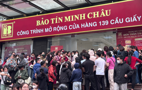 Giá vàng giảm mạnh, người dân chen nhau giữa trưa nắng chờ 'bắt đáy'