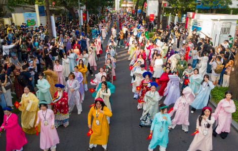 Hàng ngàn bạn trẻ diễu hành và đồng diễn Việt phục giữa lòng TPHCM