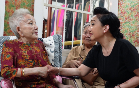 Nghệ sĩ Hồng Nga nắm chặt tay NSƯT Thanh Thanh Tâm, thốt lên nghẹn ngào: 'Ở lại chơi!'