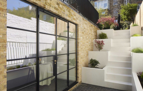 Ý tưởng cầu thang tích hợp bồn trồng cây