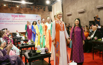 Áo dài chinh phục bạn bè quốc tế