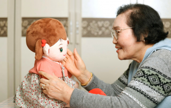 Chăm sóc người già, robot thành “người nhà”