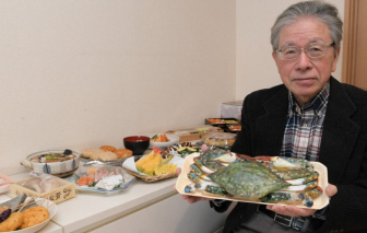 Cụ ông 80 tuổi tạo ra những món ăn từ giấy trông như thật