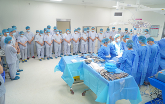 Xúc động khoảnh khắc người vợ thì thầm hỏi chồng về quyết định hiến tạng