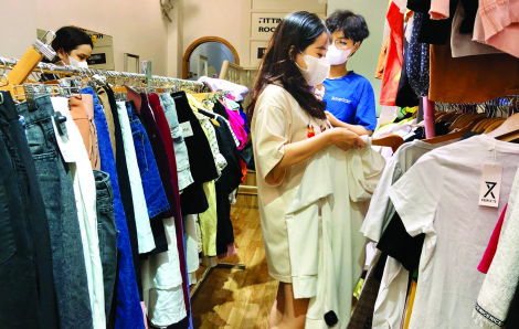 Một năm không mua quần áo mới: Tôi kiếm thêm bộn tiền từ quần áo cũ