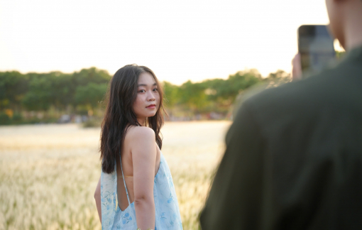 Gen Z TPHCM đổ về cánh đồng cỏ lau săn hoàng hôn và chữa lành