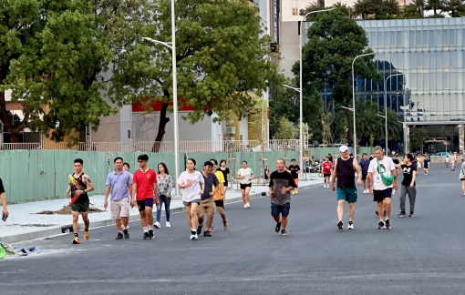 Những con đường chờ xe thành 'sân chơi tạm' cho người dân