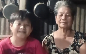 Cậu bé gây sốt khi cùng bà nội gửi gắm lời nhắn cho mình ở 10 năm sau