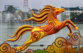 Linh vật "Mã Thượng Chi Đệ" ở Huế bị cháy lúc nửa đêm