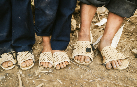 Nhớ đôi dép vá