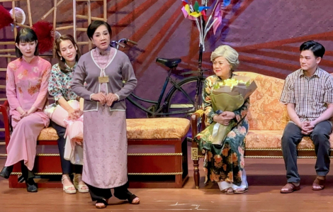 NSƯT Phương Hồng Thủy nghẹn ngào hát chia tay, vở '29 anh về' khép lại trong nước mắt