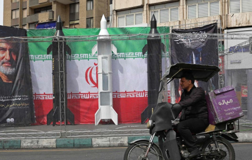 Người dân Iran trữ nước, sạc điện thoại... trước nguy cơ gián đoạn hạ tầng