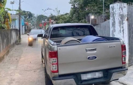 Triệu tập tài xế xe bán tải đỗ xe trước cửa nhà, cản trở giao thông