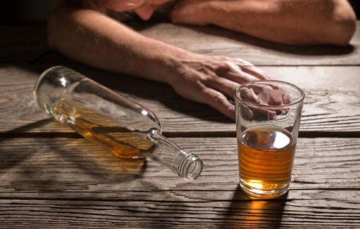 Uống rượu 'ngoại' xách tay, người đàn ông hôn mê, nguy kịch