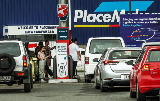 Quốc gia đầu tiên hỗ trợ tiền mặt cho người dân giữa khủng hoảng nhiên liệu