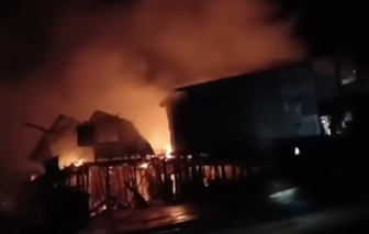 13 căn nhà ven sông ở Vàm Đầm, Cà Mau bị thiêu rụi lúc rạng sáng