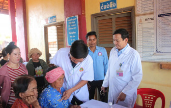 Các y bác sĩ Việt Nam khám và cấp thuốc miễn phí cho người dân Campuchia