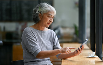 Không dám làm phiền người thân, mẹ già quanh quẩn chia sẻ vui buồn với AI