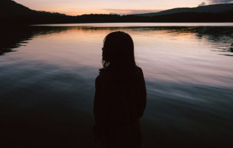 Mẹ vừa mất, cha đã đưa người phụ nữ khác về nhà