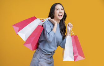 Thời bão giá, nên tích lũy an toàn hay vẫn phải sống cho hiện tại?