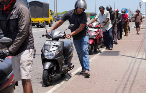 Nhiều nước ban bố tình trạng khẩn cấp, đóng cửa trường học... do khủng hoảng xăng dầu