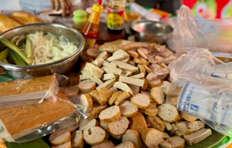 Mẹt bánh mì ‘huyền thoại’ ở TPHCM: Hơn 70 năm chưa bao giờ vắng khách