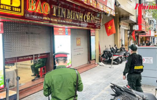 Công an bất ngờ xuất hiện tại 3 cơ sở vàng bạc Bảo Tín Minh Châu ở Hà Nội