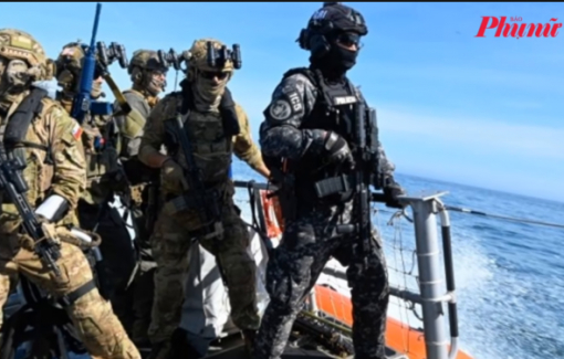 Khoảng 400 tàu đang chờ bên ngoài eo biển, Iran vẫn siết chặt Hormuz