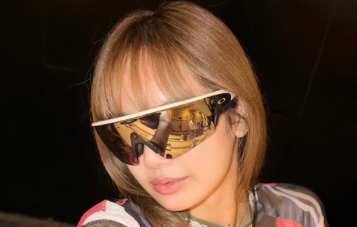 Làm mới bản phối mùa nắng với kính râm ngoại cỡ theo phong cách idol K-pop