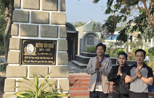 Nghệ sĩ sân khấu TPHCM tưởng niệm Thi tướng Huỳnh Văn Nghệ, thăm chiến khu Đ
