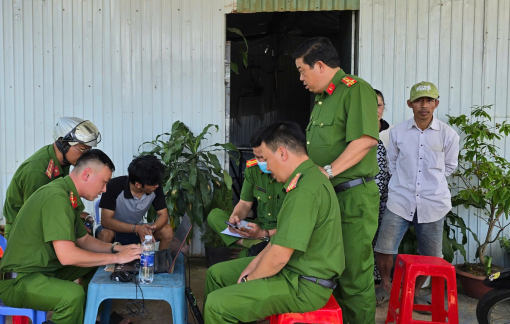 Tạm giữ người đàn ông đập phá cửa kính taxi chỉ vì mâu thuẫn với vợ