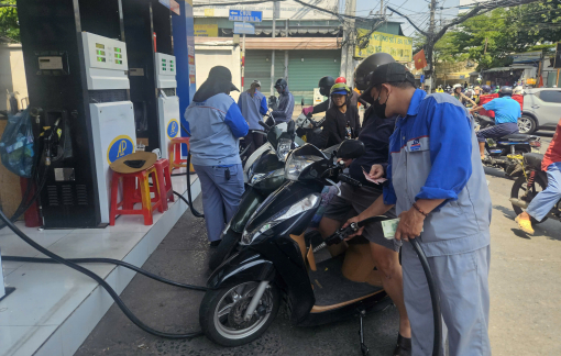 Xăng RON95 lên gần 34.000 đồng/lít, dầu hỏa vượt 40.000 đồng/lít